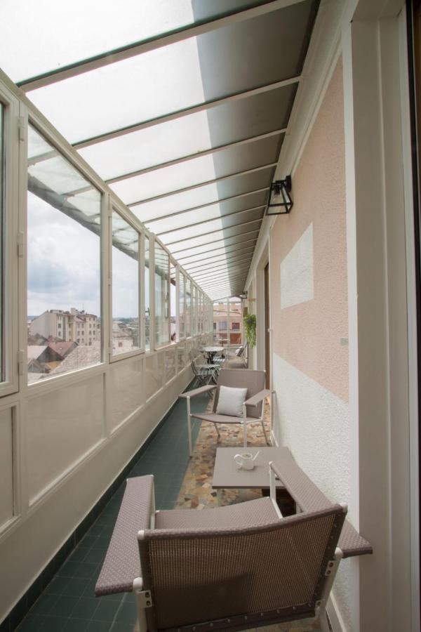 Appartement Grand 5 Pièces Avec Garage En Plein Centre